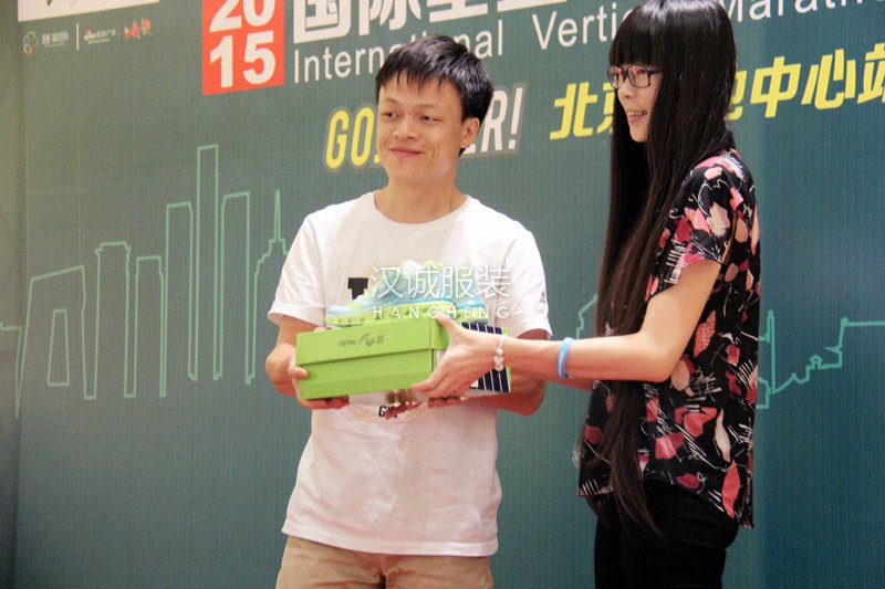 运动明星魏圣举赠送匹克跑鞋“悦跑三代”