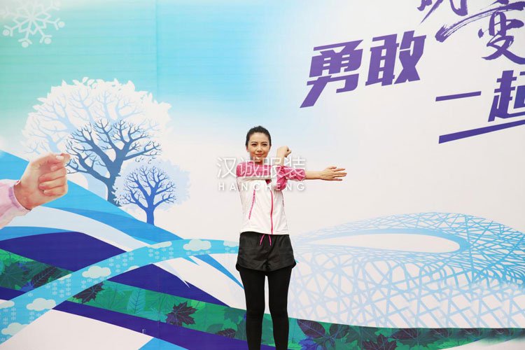 高圆圆身穿探路者最新产品