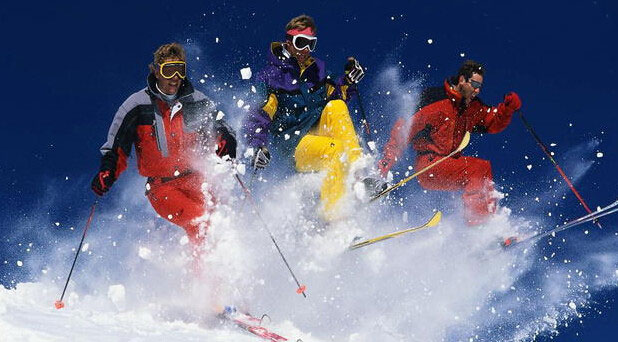冲锋衣定做教你如何选择滑雪服