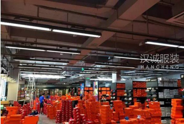 耐克阿迪工厂店开业 国内运动品牌该如何应对