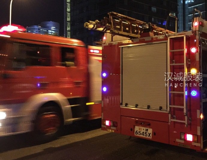 天津恒隆广场阿迪达斯着火 网友调侃：耐克干的？