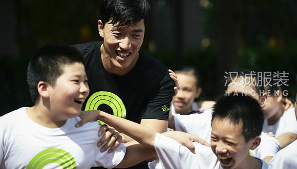 刘翔关注体育教育 与耐克一同重回母校宣传体育