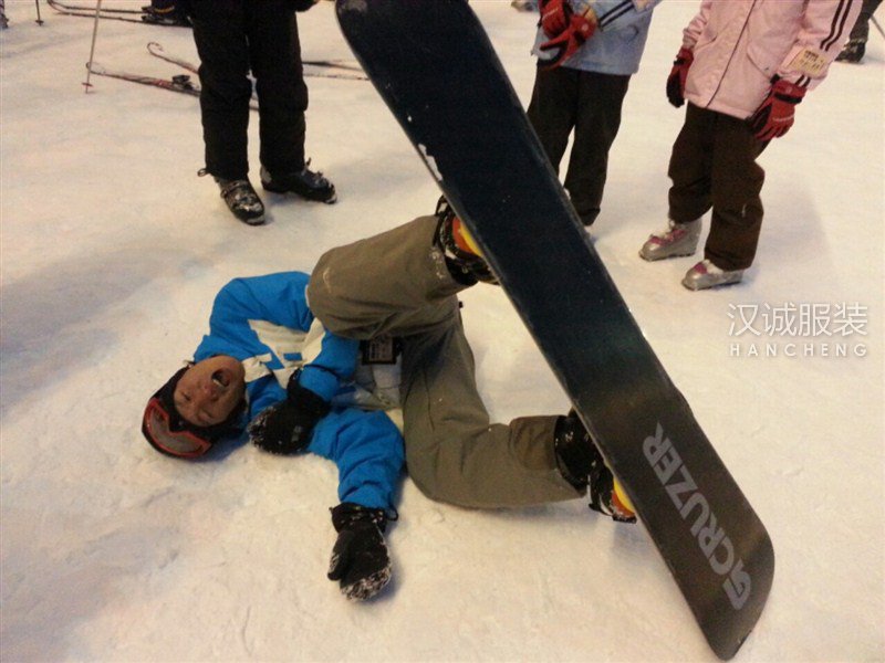 滑雪服专业定做,滑雪前别忘学点急救知识