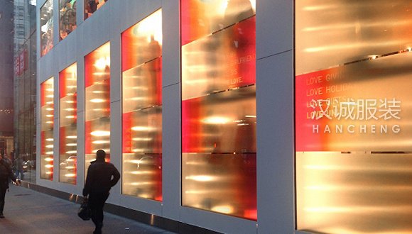 优衣库纽约店科技橱窗亮眼,提前备战圣诞节